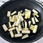 na patelni smaży się bakłażan pokrojony w słupki