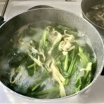 w dużym garnku gotuje się makaron i szpinak