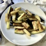 usmażone słupki bakłażana na talerzu