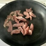 paski wieprzowiny smażą się na patelni