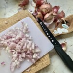 drobno posiekana czerwona cebula na desce kuchennej