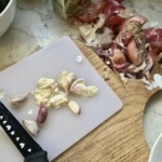 drobno siekany czosnek na desce kuchennej