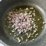 na patelni smaży się drobno siekana czerwona cebula