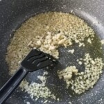 na patelni smaży się drobno siekana cebula