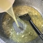 deklasowanie przesmażonej na patelni cebuli białym winem