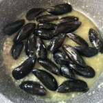 na patelni smaży się drobno siekana czerwona cebula