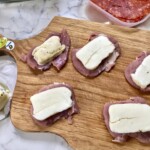 na plastrach polędwicy wieprzowej nałożone są plastry sera halloumi