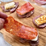 medaliony wieprzowe z salami i serem halloumi