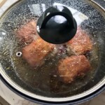medaliony wieprzowe z salami i serem halloumi smażą się na patelni pod przykryciem
