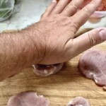 polędwica wieprzów pokrojona na kotlety i tłuczona delikatnie otwarta dłonią