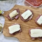 Medaliony wieprzowe z salami i serem halloumi