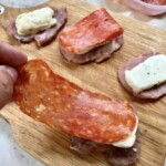 Medaliony wieprzowe z salami i serem halloumi