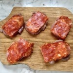 Medaliony wieprzowe z salami i serem halloumi