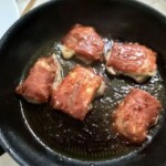 Medaliony wieprzowe z salami i serem halloumi