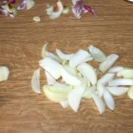 obrana i pokrojona cebula na desce kuchennej