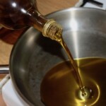 wlewanie oliwy do garnka