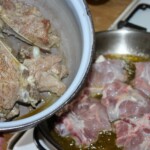 na patelni smażą się kawałki jagnięciny