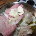 posiekana cebula na dłoni