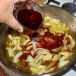 deglasowanie smażonej cebuli winem na patelni