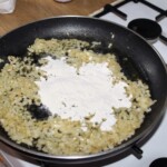 na dużej patelni przyrządzana jest zasmażka