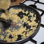 na dużej patelni przyrządzana jest zasmażka