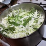 w garnku gotuje się siekana biała kapusta