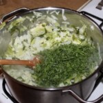 Młoda kapusta zasmażana z koperkiem i śmietaną