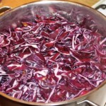 posiekana czerwona kapusta w garnku