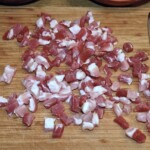 pokrojony w małą kostkę boczek surowy wędzony na desce kuchennej