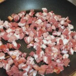 na patelni smaży się boczek pokrojony w drobną kostkę