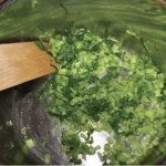 smażenie siekanego szpinaku w garnku