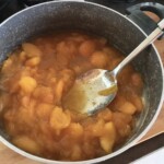 w garnku gotują się morele