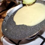 na patelni smaży się naleśnik