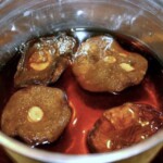 w garnku namaczają się suszone grzyby