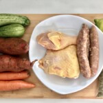 cukinie, bataty, marchewki, dwie kiełbaski, dwa kawałki kurczaka