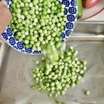 zielony groszek wsypywany na blachę do pieczenia