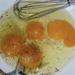 jajka rozbełtane w misce razem ze śmietaną