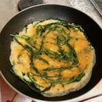 omlet z dzikimi szparagami