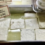 ser feta w kadziach z serwatką