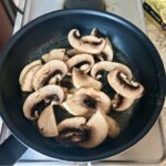 omlet z krewetkami i pieczarkami