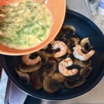 omlet z krewetkami i pieczarkami