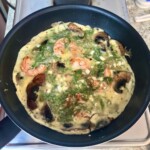 omlet z krewetkami i pieczarkami