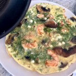 omlet z krewetkami i pieczarkami