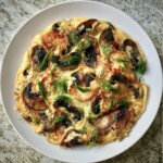 omlet z krewetkami i pieczarkami