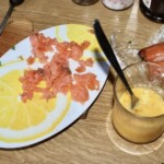 posiekany łosoś wędzony na desce kuchennej