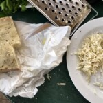 twarde sery są tarte do posypania omleta z warzywami