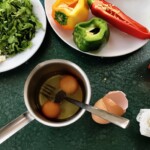 omlet z warzywami na bogato w trakcie przyrządzania