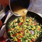 omlet z warzywami na bogato w trakcie przyrządzania