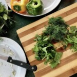 posiekane świeże zioła na desce kuchennej