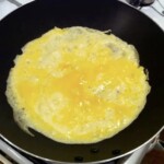 omlet z wieprzowiną po tajsku
